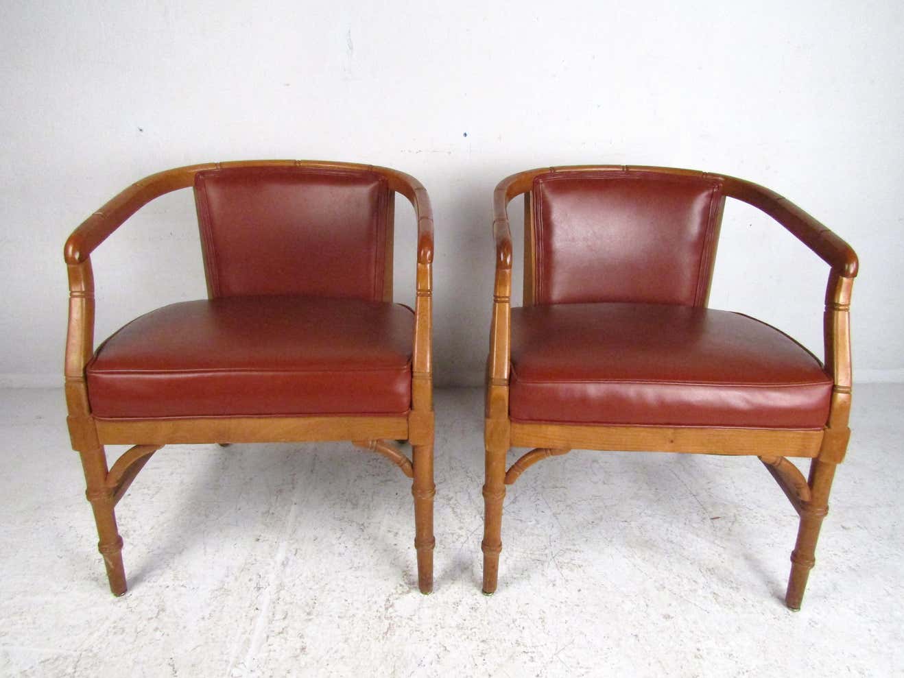 The Vintage Red Leatherette Antique Wide Chair by Sidqa